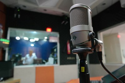 Estúdio de rádio com microfone em primeiro plano