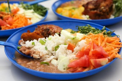 Foto mostra pratos com comida para serem servidos a alunos