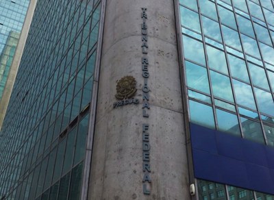 Imagem mostra a fachada e o letreiro do edifício onde funciona o Tribunal Regional Federal da 3ª Região