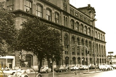#Paratodosverem: Imagem em branco e preto mostra fachada da sede do antigo Deops/SP, no centro de São Paulo