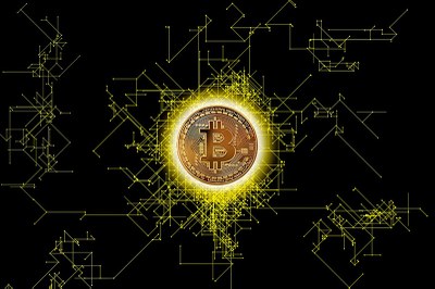 Arte retangular com fundo preto e, em amarelo, pontos de rede conectados simulando um ambiente virtual. Ao centro está o símbolo da moeda digital Bitcoin.