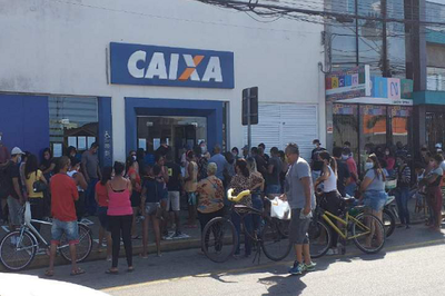 #praTodosVerem: cerca de 30 pessoas, aglomeradas em pé, do lado de fora de agência da Caixa.
