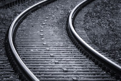 #Paratodosverem: imagem em preto e branco mostra trecho de linha férrea