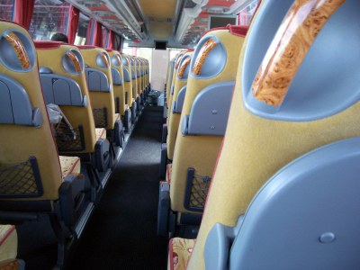 Interior de um ônibus vazio.
