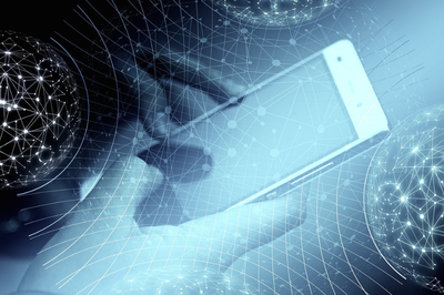 Imagem de uma mão segurando um celular e formas geométricas passando a ideia de dados em nuvem
