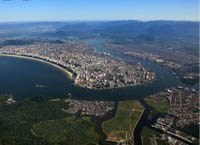 Foto aérea mostra a ilha de São Vicente e o Porto de Santos.